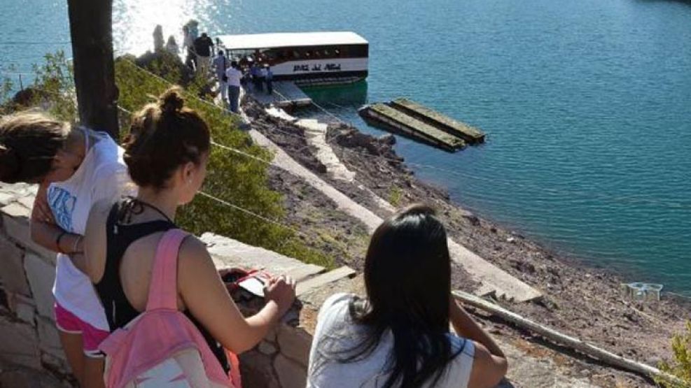 En el catamarán viajaban 57 alumnos de un colegio de Mendoza.