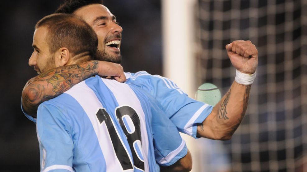 Alta sociedad. Grito de gol. Segundo gol argentino y segundo de Lavezzi, que se abraza con Palacio. El ex Boca le había dado el pase.