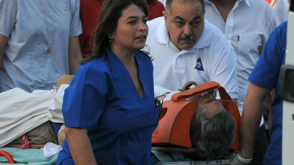 El gobernador de San Juan, José Luis Gioja, cuando era ingresado al Hospital Rawson de la capital provincial. Sigue en terapia intensiva.