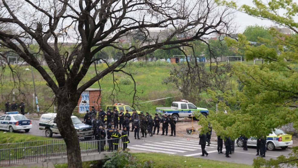 El rastrillaje de la policía en un descampado de San Justo, en La Matanza, donde encontraron el cuerpo de Araceli Ramos. 