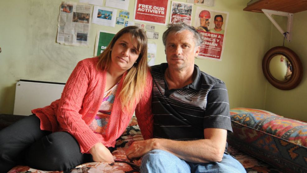 ESPERA. Paula y Néstor Speziale posan en el cuarto de su hija mayor. En la pared le están pegando los recortes del caso para que los lea cuando vuelva.