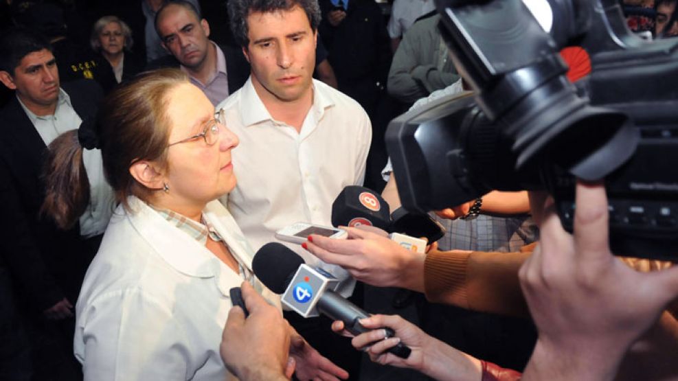 Una médica de guardia informa sobre el estado de salud del los accidentados en el helicóptero de la gobernación, entre ellos el gobernador José Luis Gioja.