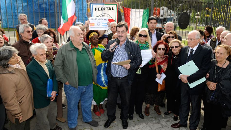 Juntos. Hubo unas 100 personas detrás de la Casa Rosada.