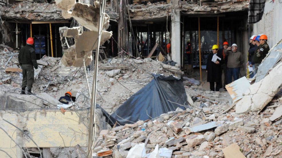 Destruccion. El edificio de Salta 2141, tras la pérdida de gas.