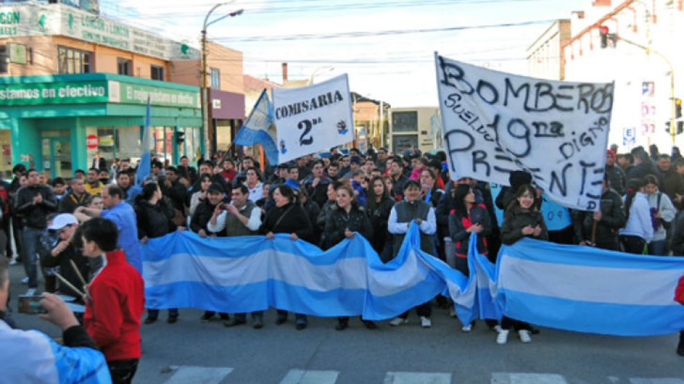 La policía de Santa Cruz, en medio de protestas por reivindicaciones laborales.