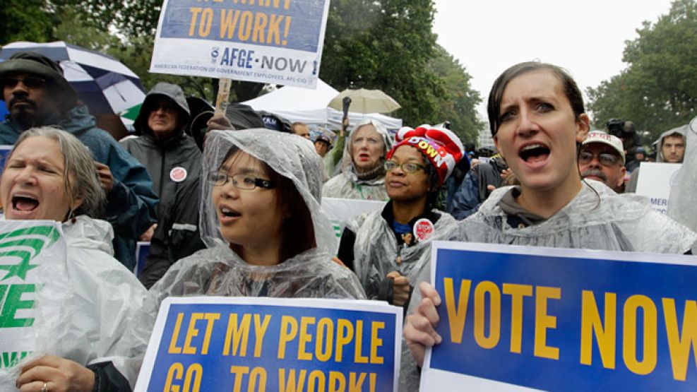 Protesta. En Washington, piden que se levante el shutdown y que los empleados públicos vuelvan a trabajar. La crisis continúa.