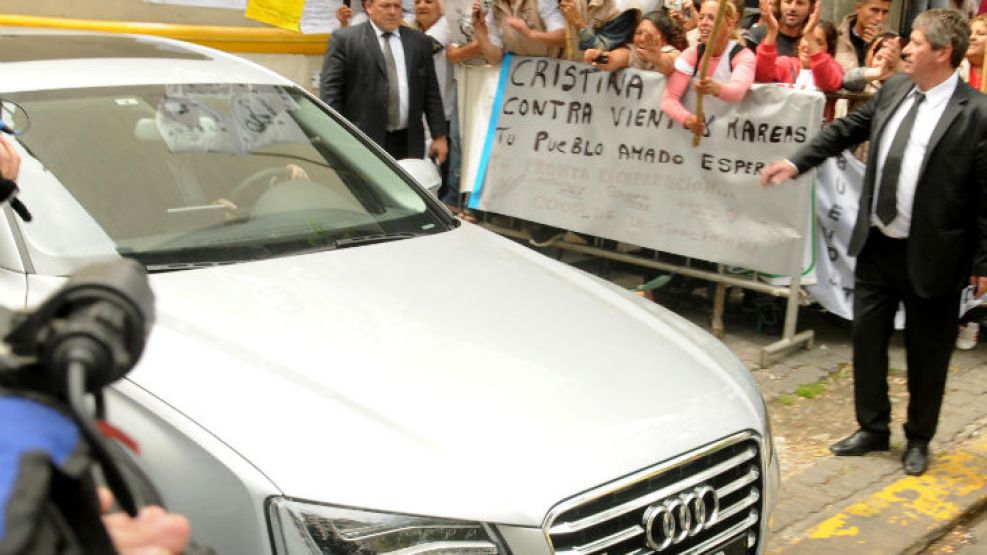 Un centenar de personas acompañaron a CFK en las puertas de la Fundación Favaloro durante su operación el martes pasado.