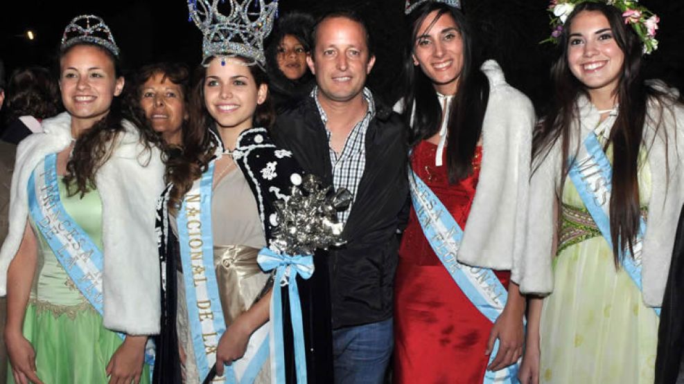 El candidato a diputado nacional del Frente para la Victoria bonaerense, Martín Insaurralde, visitó Escobar y participó de las actividades de la Fiesta Nacional de la Flor.
