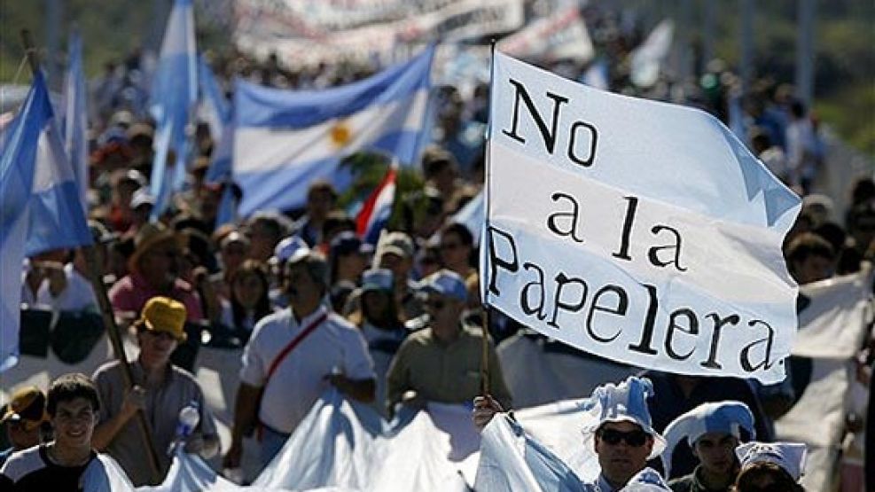 La Asamblea Ambiental de Gualeguaychú volvió a amenazar con nuevos cortes del Puente Internacional General San Martín.