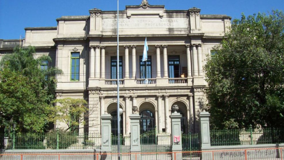 La fachada de la escuela afectada.