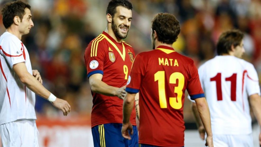 Negredo y Mata celebran la clasificación de España al Mundial de Brasil. 