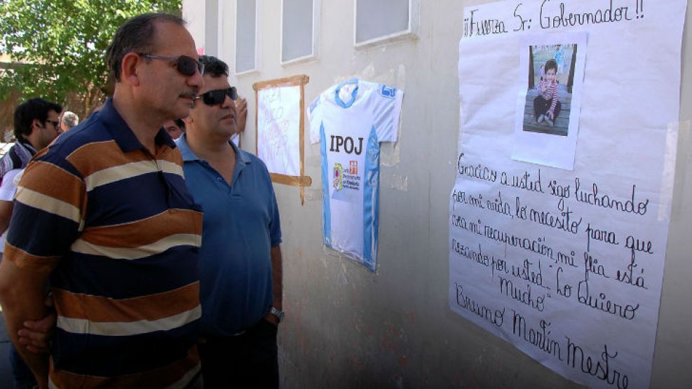 Mensajes para el gobernador de San Juan, José Luis Gioja, afuera del Hospital Guillermo Rawson. 