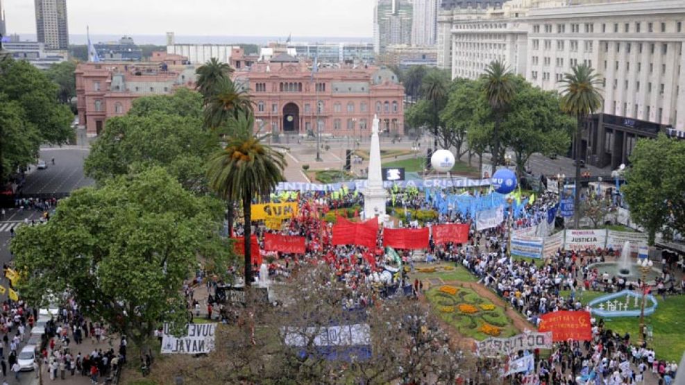 Militantes y funcionarios festejan en la Plaza de Mayo.