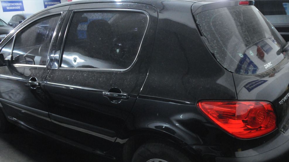 Una médica anestesista atacó a tiros el auto de un empresario, indignada porque habían estacionado ese vehículo en su cochera en el barrio porteño de Recoleta.