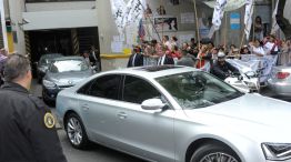 De alta. La caravana de automóviles oficiales que acompañó la salida de la jefa de Estado de la Fundación Favaloro.