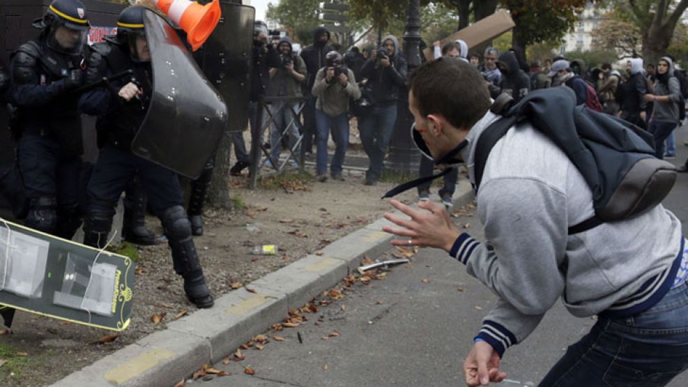 Choques. Los jóvenes de veinte liceos marcharon en París y se enfrentaron contra la policía.