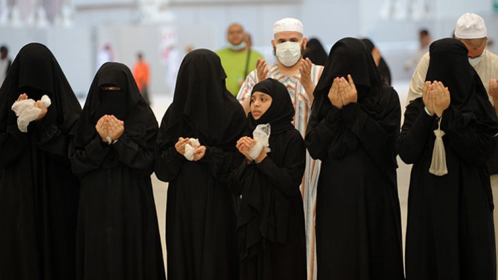 Elevo una plegaria. Mujeres de Arabia Saudita rezan en Riad.