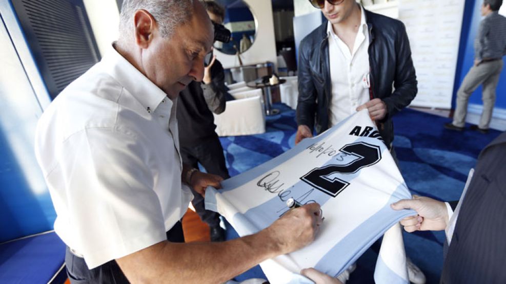 Famoso. El ex jugador argentino firmó camisetas luego de dejar marcados sus pies en la placa. 