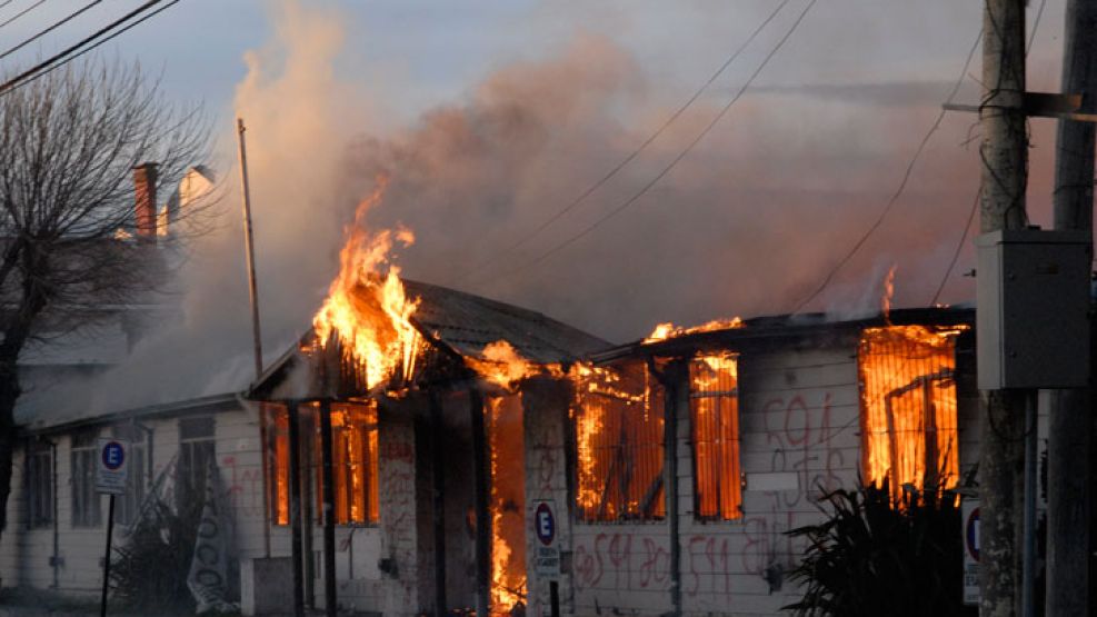 Fuego. El edificio oficial fue incendiado ayer con cubiertas.