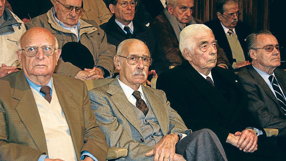 UN EJEMPLO. Dentro de los casos emblemáticos resueltos en los últimos años se encuentra la condena a prisión perpetua que recibieron Videla y Menéndez en los tribunales cordobeses en 2010.