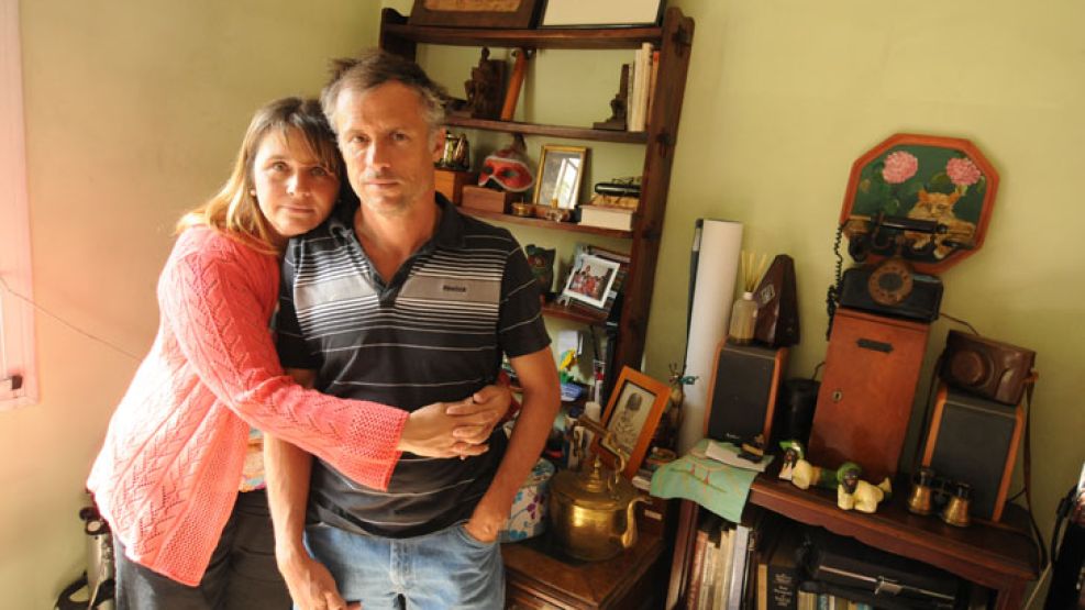 Unidos. Paula y Néstor Speziale, padres de la activista de Greenpeace, en la habitación de su hija.