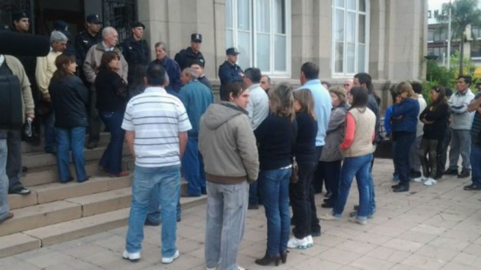 Allegados y vecinos despiden los restos del intendente Hugo Rodriguez en el Palacio Municipal de Lobería.