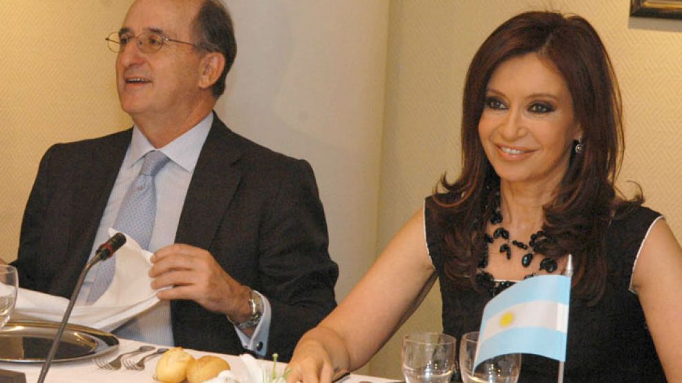 Ex. El titular de Repsol con Kirchner, Cristina y Eskenazi padre.