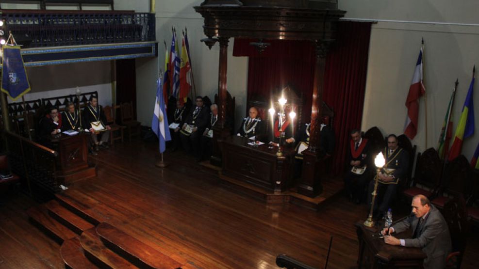Una disertacion especial. El ministro de la Corte habló ante los miembros de la masonería argentina en el salón principal del histórico Palacio Cangallo.