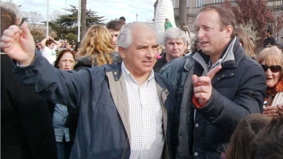 Víctima. El Intendente Rodríguez, había recibido durante la campaña a Insaurralde. (Izq.) Con Cristina en una visita.