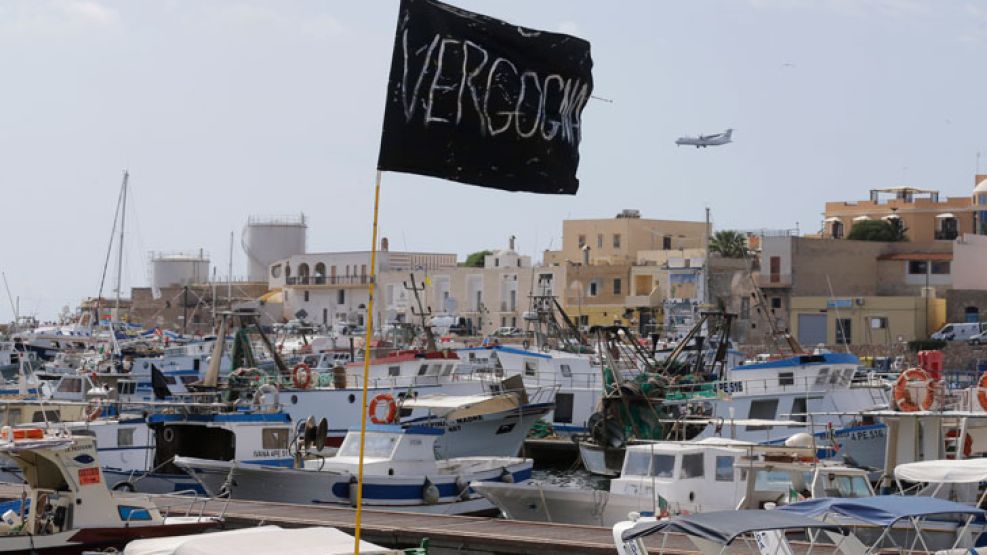 Vergüenza. Una bandera muestra el sentimiento dominante en Lampedusa. Cientos de africanos mueren intentando llegar a Ceuta y Melilla.
