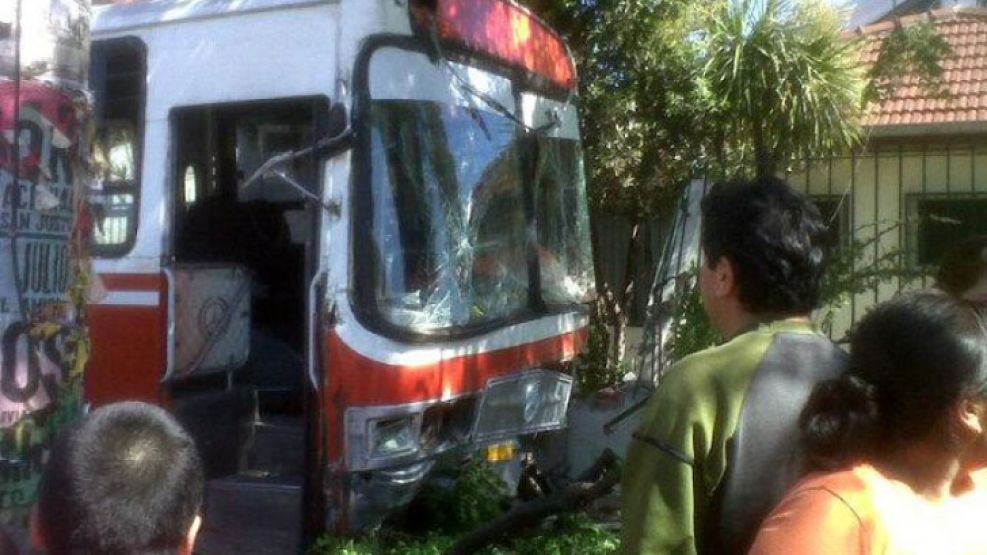 En Villa Celina, el transporte escolar se subió arriba de la vereda e impactó contra el frente del jardín de infantes.