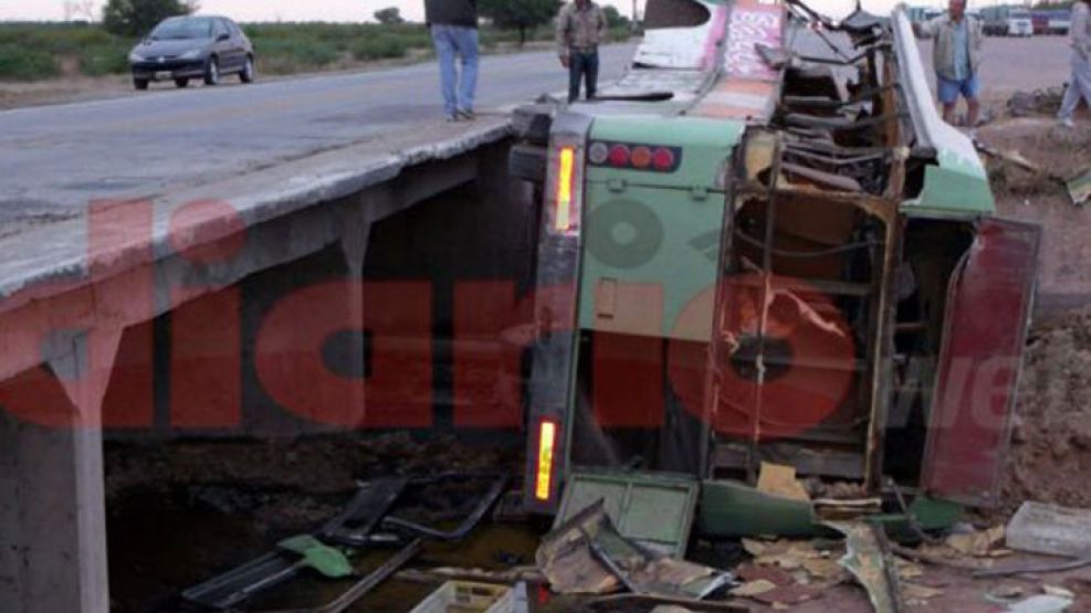 El accidente habría ocurrido porque el chofer del camión se topó con un bache que le hizo perder el control del vehículo, explicó Walter Ahumada, jefe de bomberos de la localidad.