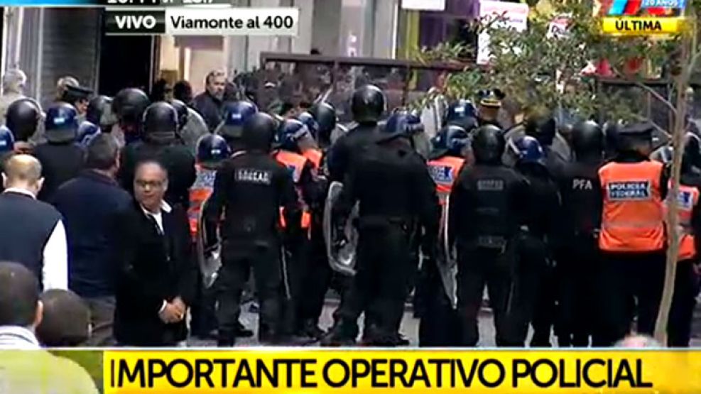 Un grupo de estudiantes intentó derribar las vallas dispuestas frente al Rectorado en medio de un fuerte dispositivo de seguridad. 