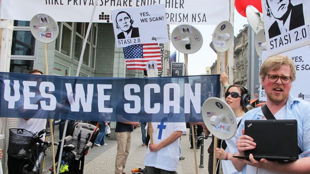 Cambio. Una protesta en Berlín compara el “Yes, we can” de la campaña de Obama con el “Yes, we scan” del espionaje. También asocian al presidente con la Stassi, policía secreta alemana.