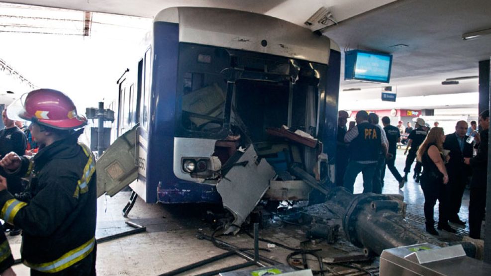 Colisión. Al ingresar a la estación de Once, el tren viajaba a 22 km/h, cuando debía ir a 12. En la imagen de arriba, Benítez hace gestos a la cámara como si tuviese sueño.