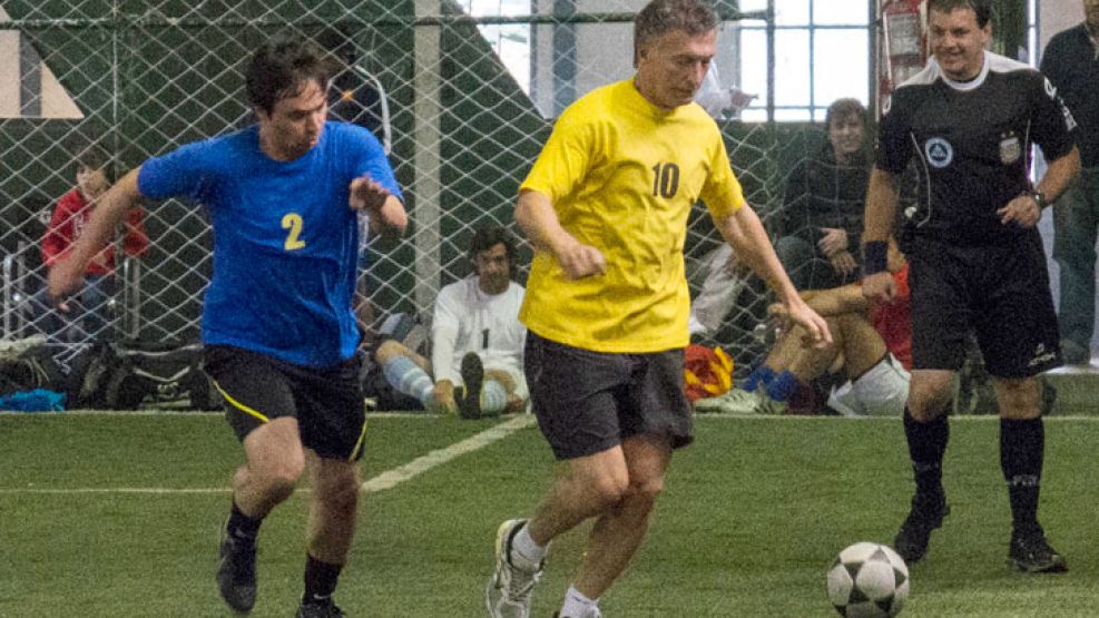 Con la diez. El jefe de Gobierno metió un gol durante el match.