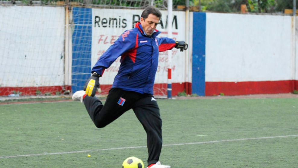 Derechazo. Massa jugó al fútbol con amigos del secundario.