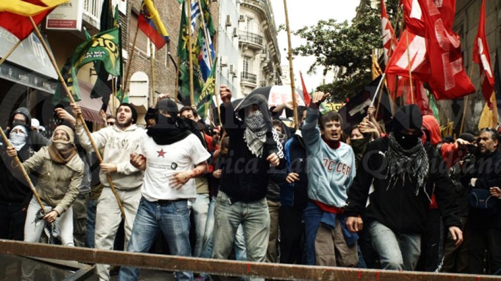 Disturbios. Con piedras y las caras tapadas, estudiantes y miembros de agrupaciones de izquierda se hicieron presentes en la sede de Viamonte 430 para intentar impedir la elección de las nuevas autori