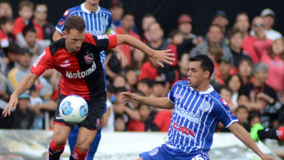 El jefe. Lucas Bernardi maneja la pelota ante Diego Rodríguez. El capitán de Newell’s anduvo bien.