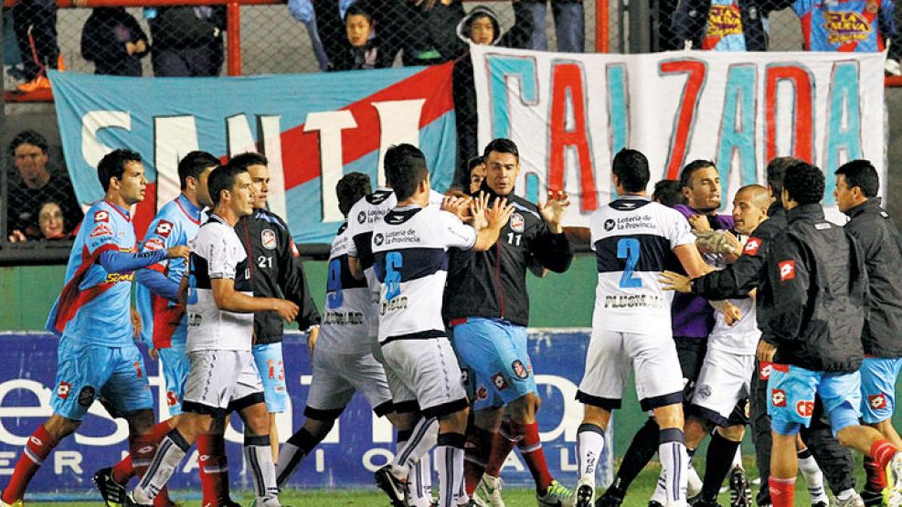 Piñas para todos. Una jugada tonta desató la pelea en el final, que terminó con cinco expulsados.