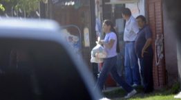 Reparto de bolsas. Según La Gaceta de Tucumán se trata de una repartija "sin tapujos" donde luego se traslada a las personas a los centros de votación.