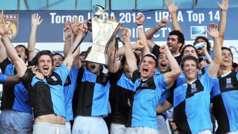 Alta en el cielo. El campeón y el premio al trabajo de un año. De 26 partidos que jugó, ganó 21 y perdió cinco.