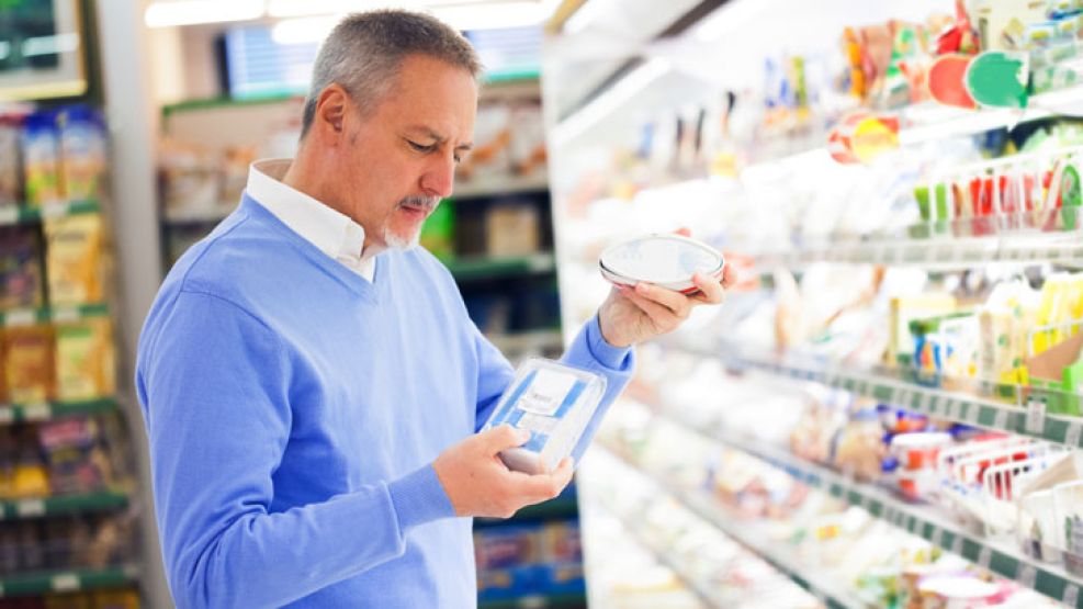 Compras. Es importante leer las etiquetas de los productos.