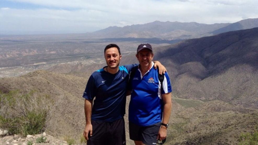 En el cerro. El ex vicepresidente con otro candidato, Luis Petri.