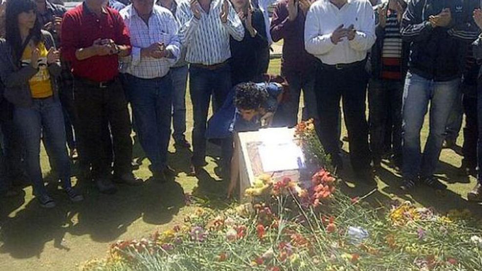 La placa está ubicada en el Parque España, en San Martín y Río Paraná.