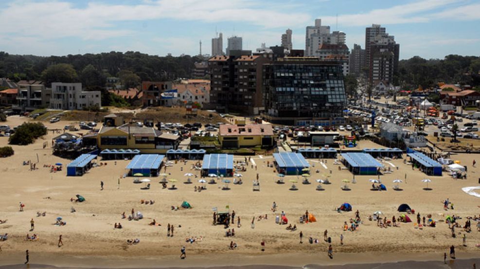 Pinamar. Por los comicios, las compras de pasajes al exterior se anticiparon, pero la demanda local se retrasó.