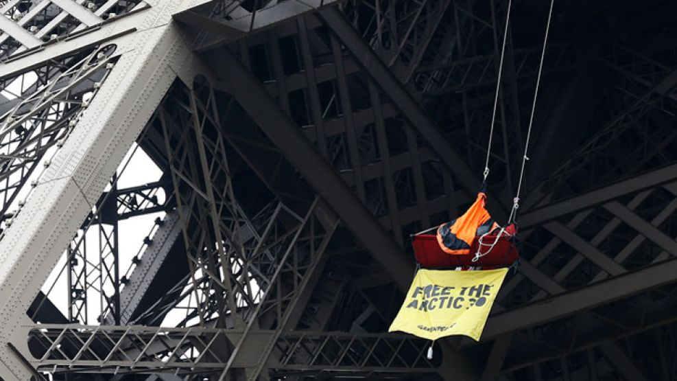 Sorpresa. Quedó suspendido en el aire, entre el primero y el segundo nivel del monumento.