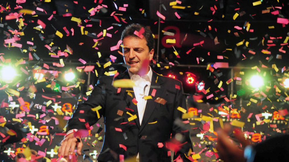 CELEBRACION. El candidato ganador de Buenos Aires rodeado de papeles multicolores, en el escenario montado en el centro de convenciones del municipio de Tigre.