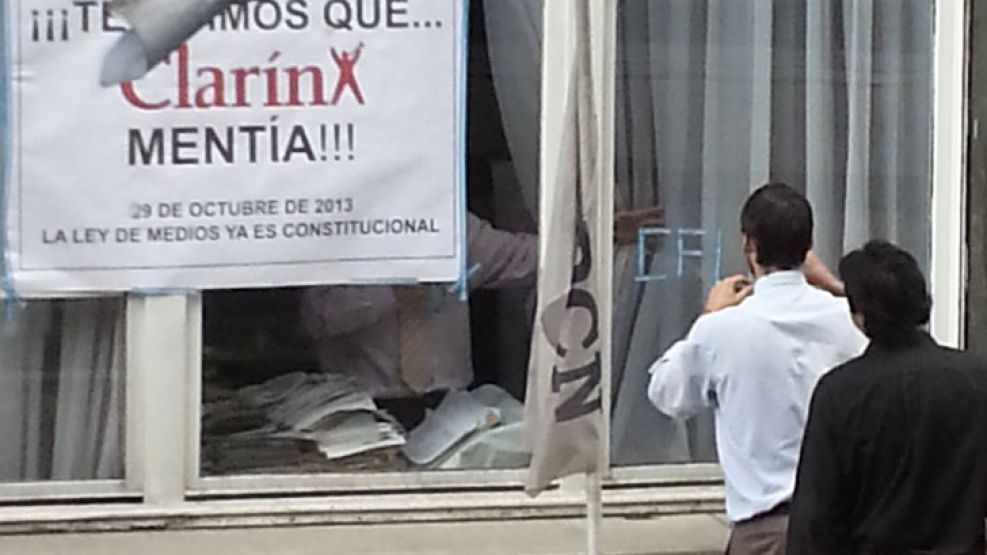 Guillermo Moreno volvió a empapelar su Secretaría de Comercio con mensajes anti-Clarín.