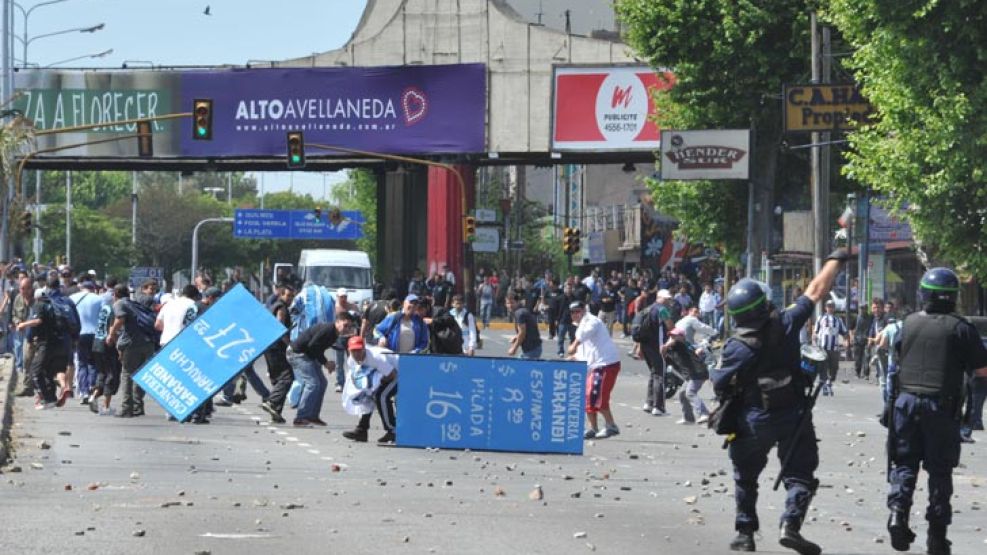 Más de mil trabajadores de la curtiembre se manifestaban en el Polo Judicial de Avellaneda antes de ser reprimidos.